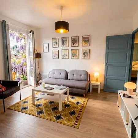 Les Capucines, Comme Chez Soi, Loin De Chez Soi *